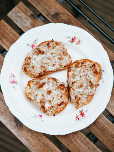 Bruschetta saucisse et stracchino